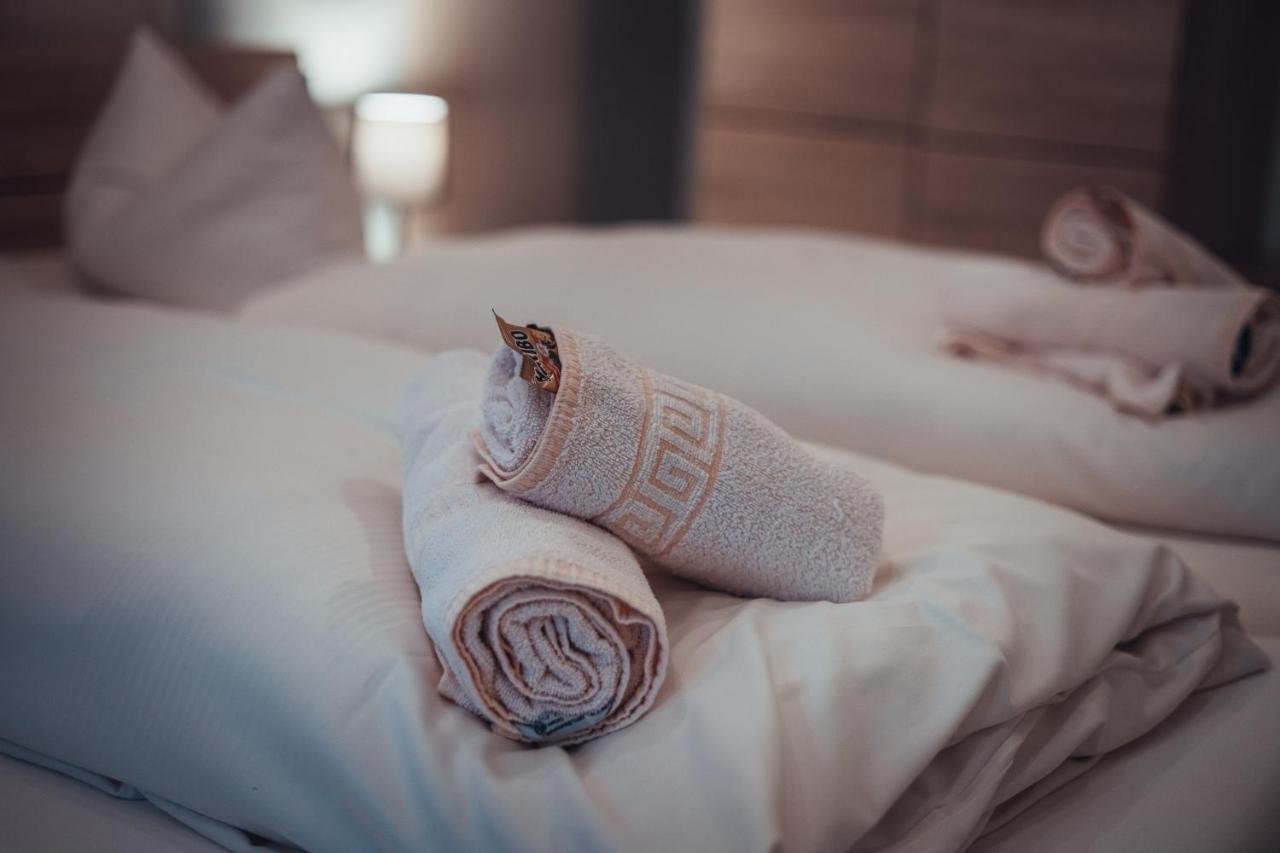 Gasthof Und Hotel Roter Hirsch Claussnitz Ngoại thất bức ảnh