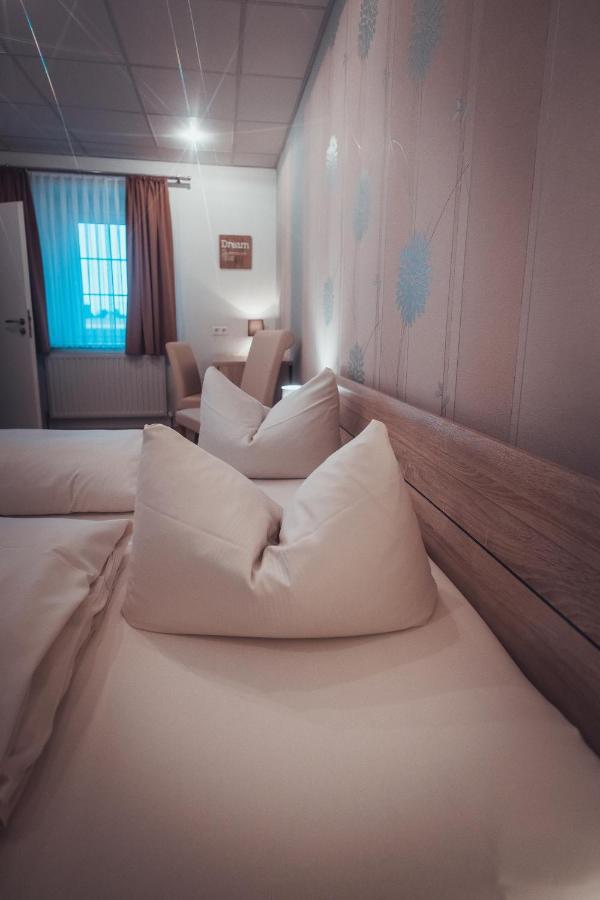 Gasthof Und Hotel Roter Hirsch Claussnitz Ngoại thất bức ảnh