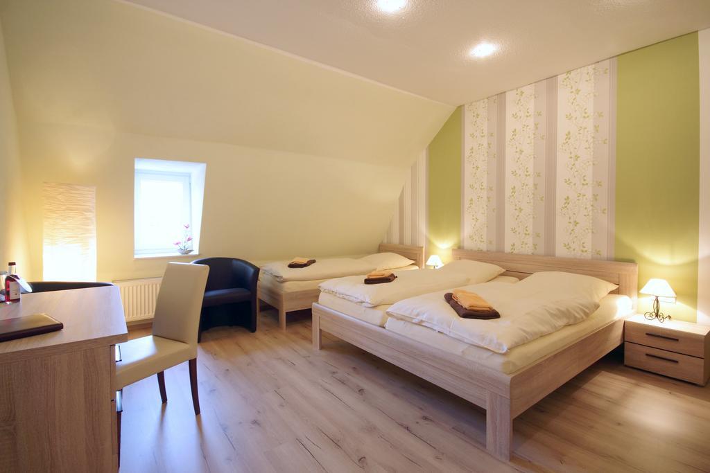 Gasthof Und Hotel Roter Hirsch Claussnitz Phòng bức ảnh