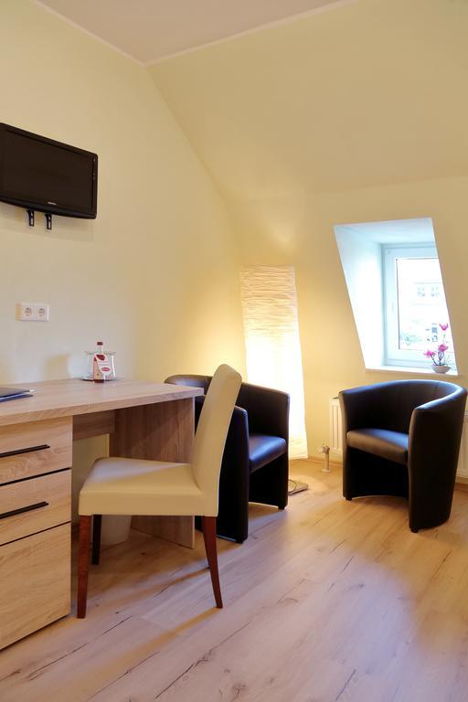 Gasthof Und Hotel Roter Hirsch Claussnitz Phòng bức ảnh