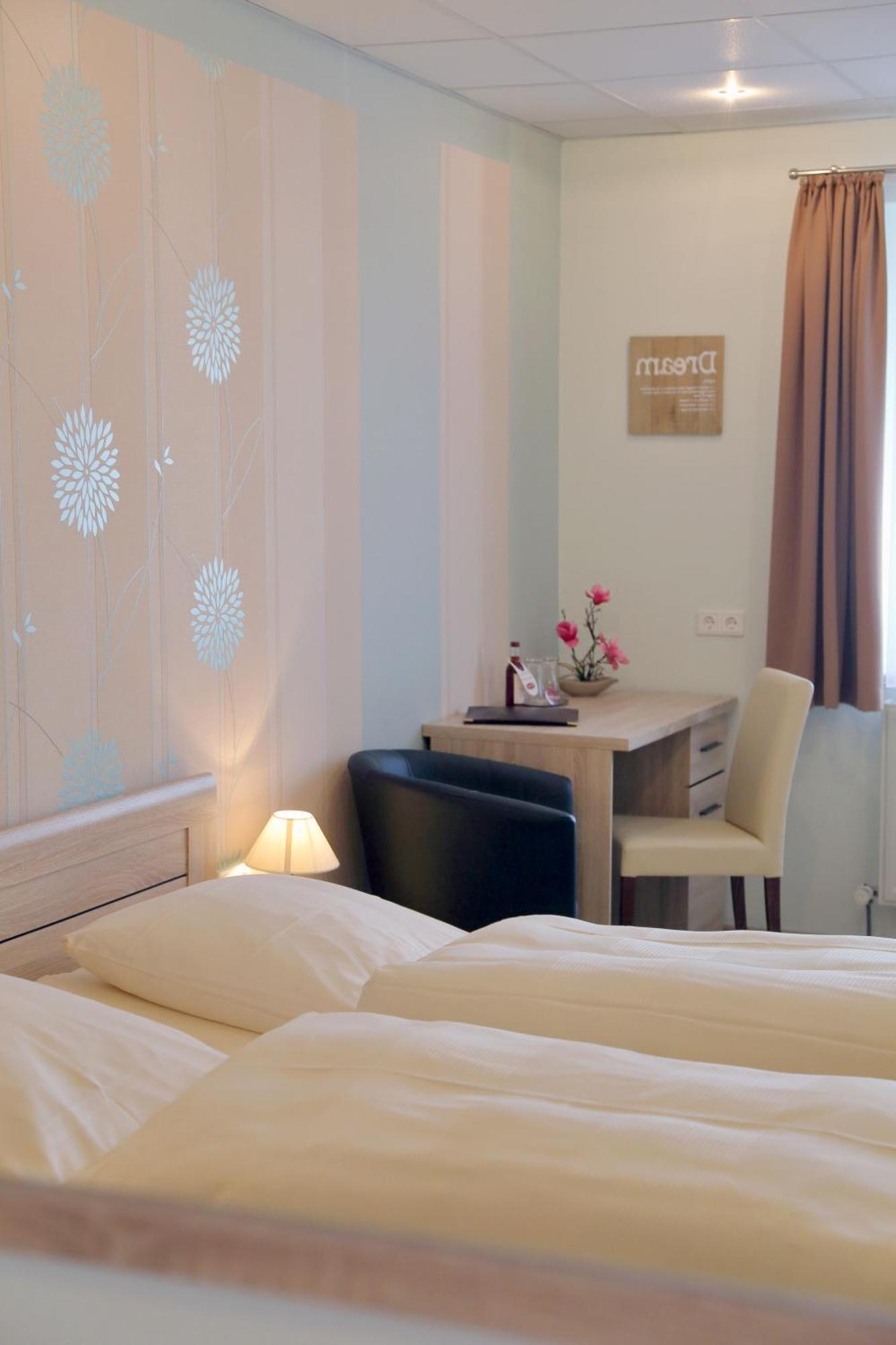 Gasthof Und Hotel Roter Hirsch Claussnitz Ngoại thất bức ảnh