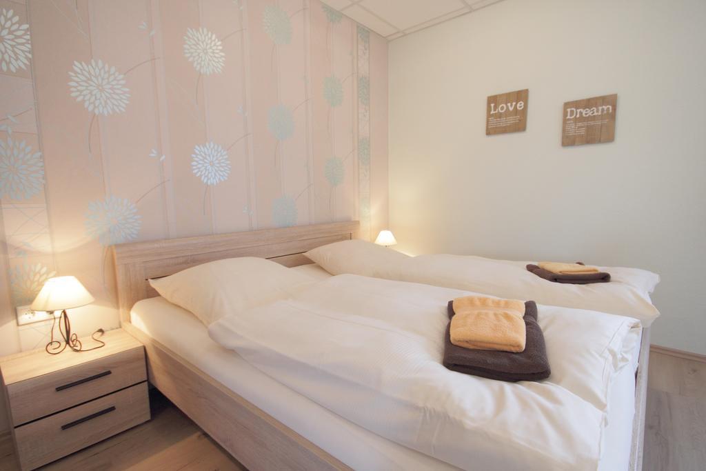 Gasthof Und Hotel Roter Hirsch Claussnitz Phòng bức ảnh